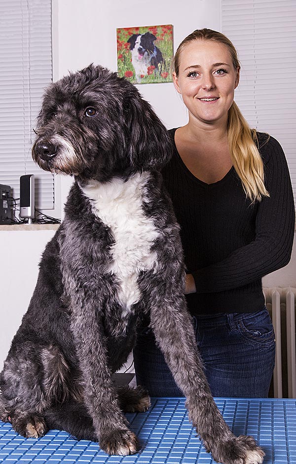 Denise mit gepflegtem Hund im 1A Hundesalon Kiel